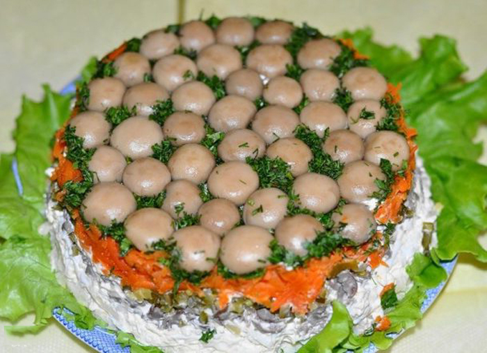 слоёный салат с грибами
