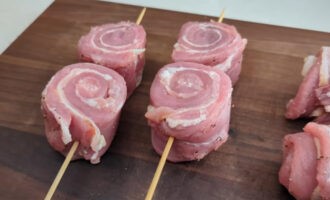 Рулеты из свинины с беконом - Праздничное жаркое