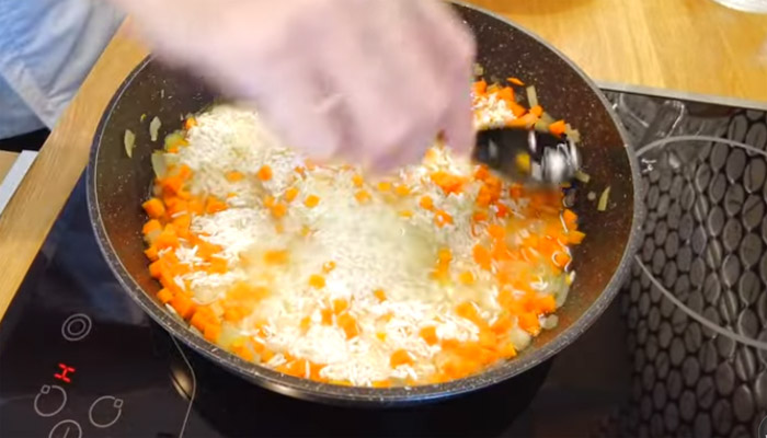 минтай с рисом на сковороде