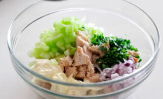 салат с консервированным тунцом рецепт с фото